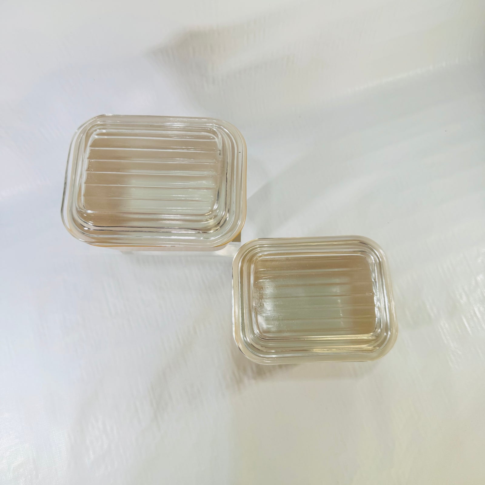 Pair of vintage Pyrex 501 butterscotch refrigerator dishes with ribbed clear lids