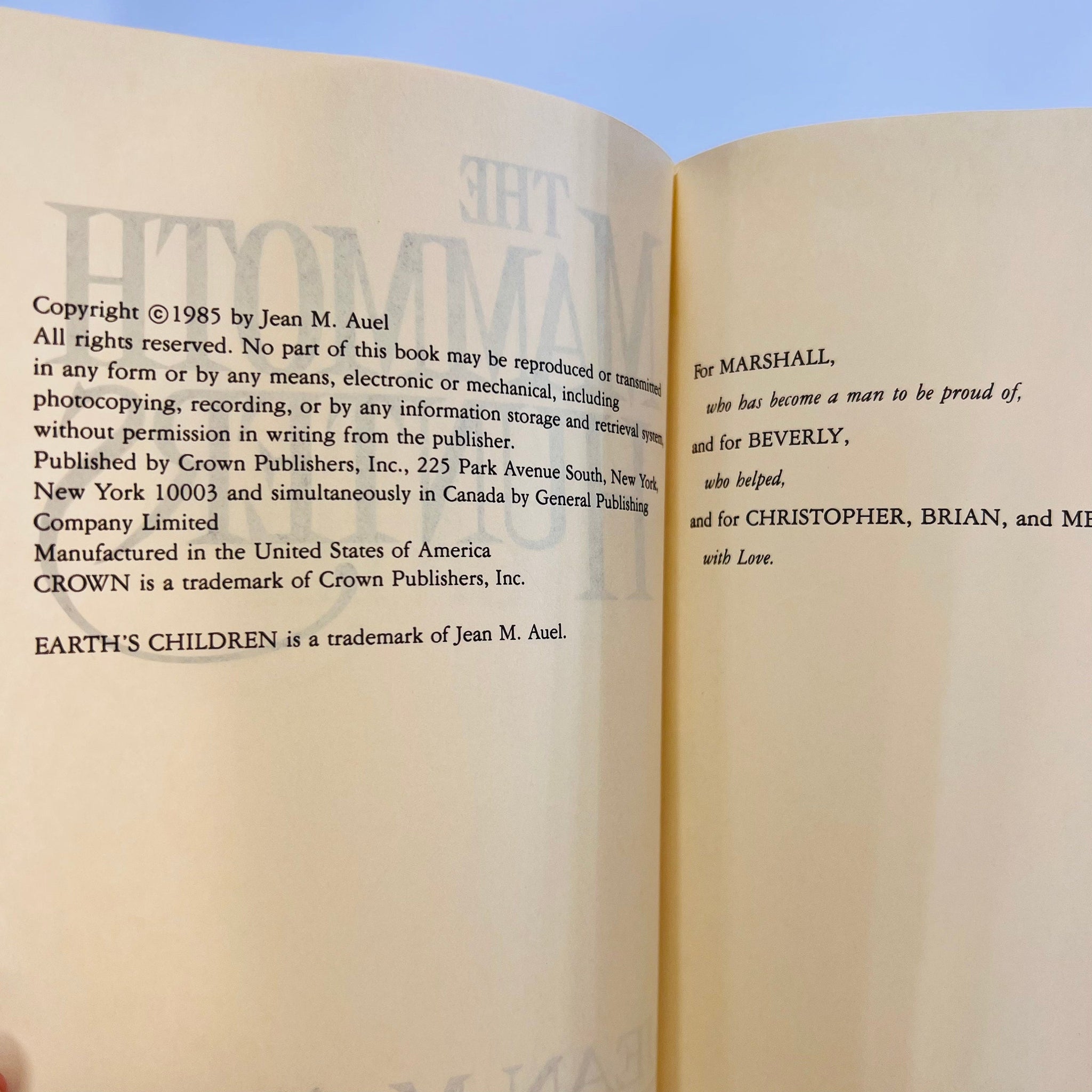 The Mammoth Hunters by Jean M. Auel Earths Children's Series Crown Pub