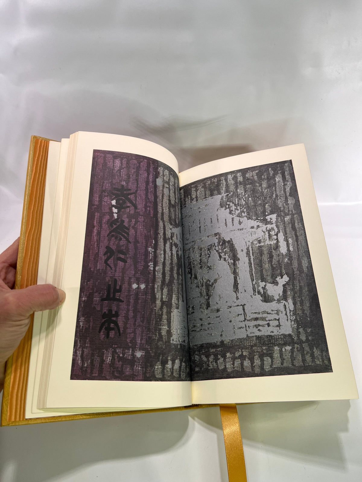 Analects of Confucius translated from the Chinese Illustrated Paintings by Tseng Yu-Ho 1976 Easton Press Leather Bound Book Gold Gilt Pages